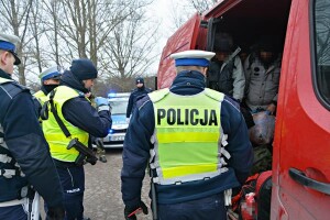 POLICJANCI Z DROGÓWKI ZATRZYMALI BUSA Z NIELEGALNYMI IMIGRANTAMI