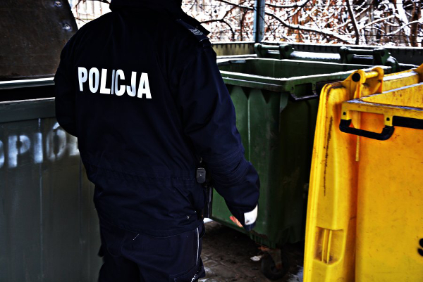 policjanci uratowali przed wychłodzeniem