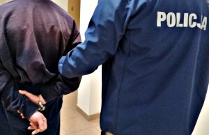Poszukiwany zabarykadował się w mieszkaniu