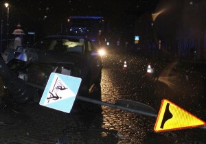 Suwałki pijany kierowca wbił się w lampę oświetleniową