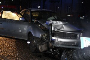 Suwałki pijany kierowca wbił się w lampę oświetleniową