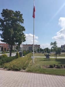 Maszt z biało-czerwoną flagą w Suwałkach