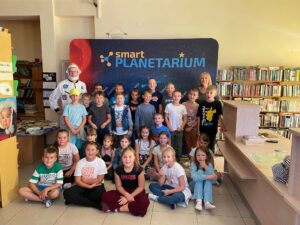 Podróżują po zakątkach Wszechświata na bibliotecznym pikniku