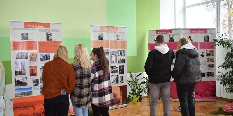 Suwałki ZS CKR wystawa Polacy w świecie