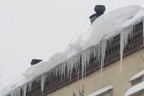 Strażacy apelują o usuwanie sopli i śniegu z dachu