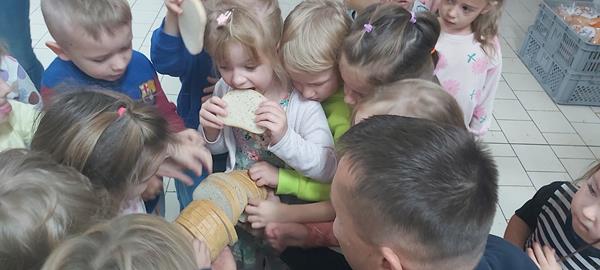 Światowy Dzień Chleba obchodziły przedszkolaki z „siódemki”