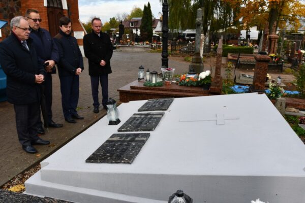 Znicze na grobach zasłużonych suwalczan