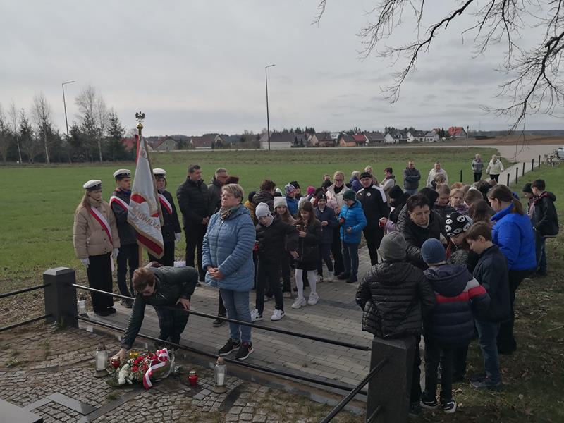 Uczniowie SP nr 6 uczcili  zamordowanych 12 Polaków