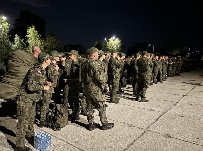 Suwalscy żołnierze pomagają powodzianom