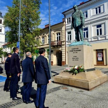 Suwałki oddają hołd J. Piłsudskiemu