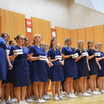 Kolejni studenci po ceremonii czepkowania