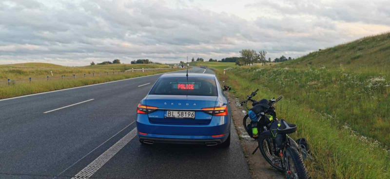 Kolejni rowerzyści na ekspresówce
