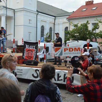 Bluesowa platforma muzyczna z paradą motocykli