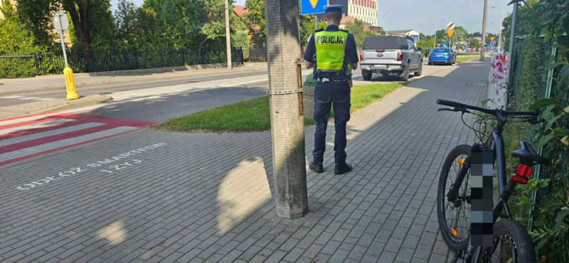 Rowerzysta uderzył w słup, bo zapatrzył się w telefon