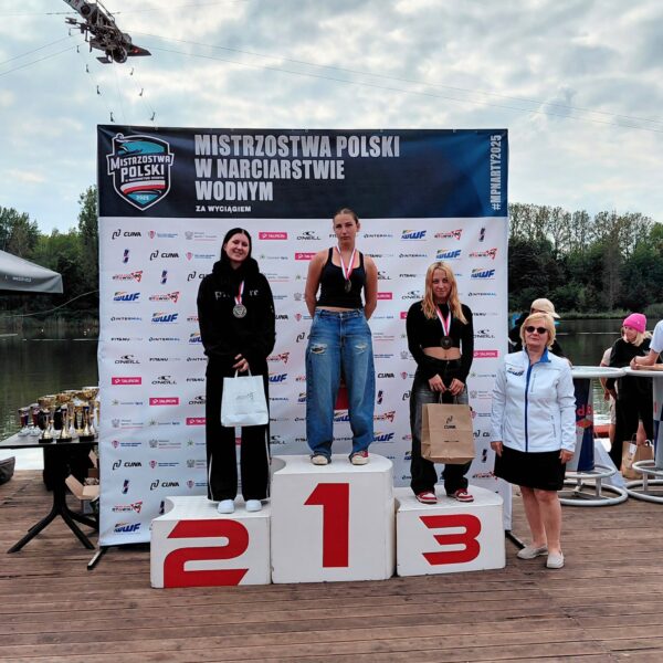 Narciarze wodni z medalami