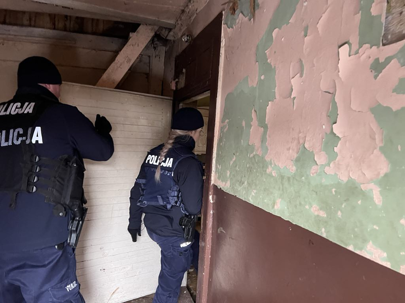 Policjanci monitorują miejsca, gdzie mogą przebywać osoby bezdomne