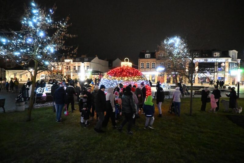 Rozświetlenie choinki na placu