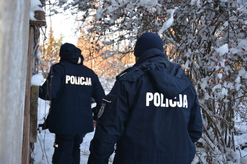 Pomogli śpiącemu w wiacie śmietnikowej