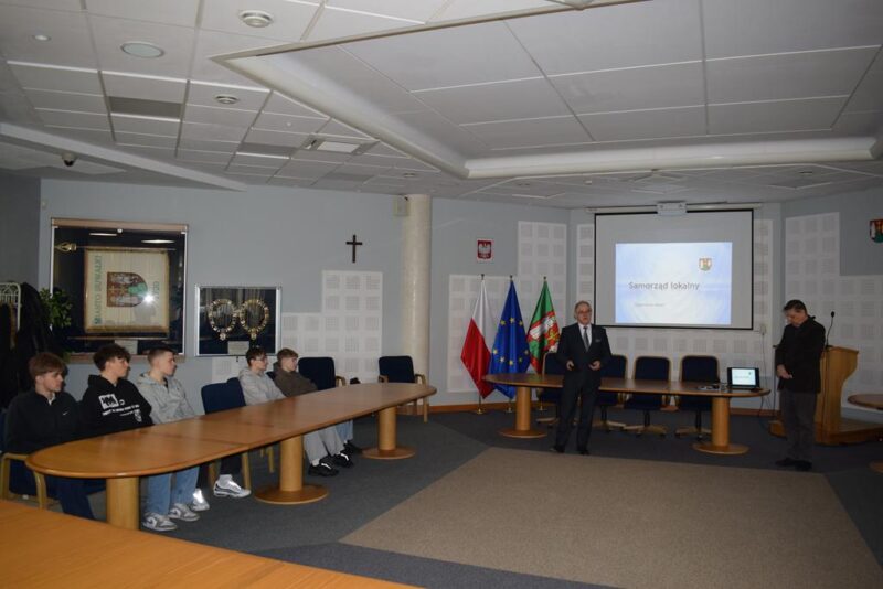 Samorząd od kuchni. Edukacyjna wizyta uczniów w ratuszu
