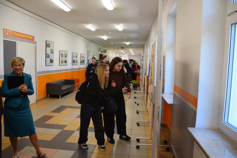Wystawa o partnerstwie Suwałk z francuskim Grande-Synthe w II LO