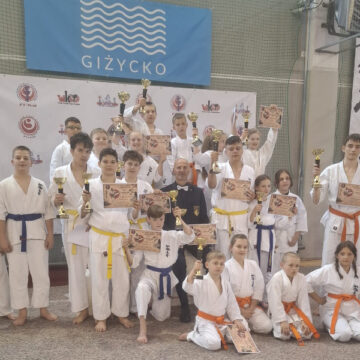 Suwalscy karatecy przywieźli z Giżycka 15 medali. Gratulujemy!