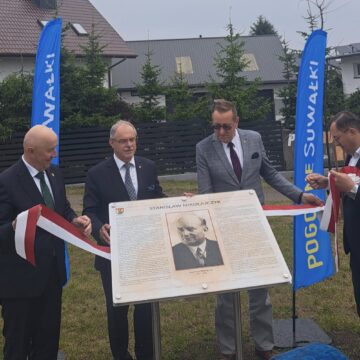 Tablica historyczna poświęcona St. Mikołajczykowi