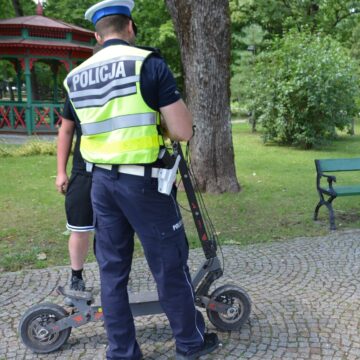 Kolejny wypadek z udziałem kierujących elektryczną hulajnogą