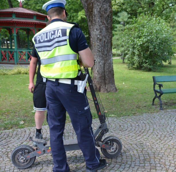 Kolejny wypadek z udziałem kierujących elektryczną hulajnogą